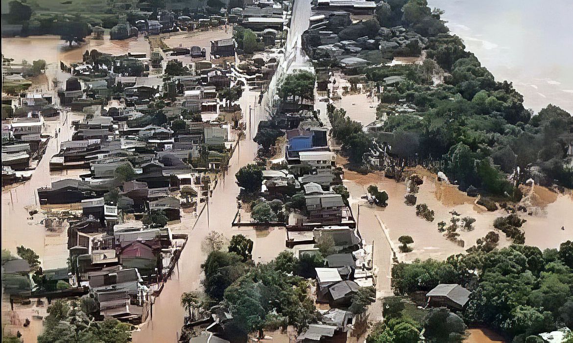 Rio Grande do Sul - Ciclone - Sobrevoo, assistência e resgate de pessoas ilhadas em Bom Retiro do Sul (RS). Foto: Marinha do Brasil/RS