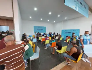 Ponto de imunização contra gripe e sarampo no Manaus ViaNorte atende idosos, profissionais da saúde e crianças até 5 anos