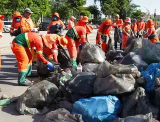 Prefeitura mobiliza garis para retirar e separar lixo jogado por Amom Mandel em frente ao aterro municipal 