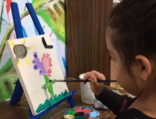 Oficina infantil estimula a pintura com tintas naturais