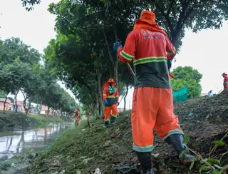 Prefeitura realiza operação de limpeza, higienização e implantação de ecobarreiras no igarapé do Passarinho