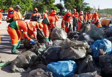 Prefeitura mobiliza garis para retirar e separar lixo jogado por Amom Mandel em frente ao aterro municipal 