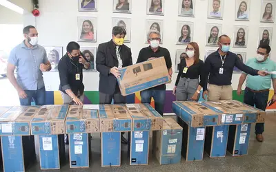 Prefeitura recebe doação de computadores dos Correios para projeto contra a evasão escolar