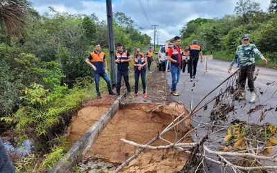 Defesa Civil do Amazonas averigua ocorrência de erosão e acompanha trabalhos na AM-352