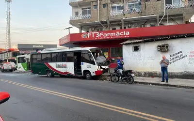 Colisão entre ônibus e micro-ônibus deixa passageiros feridos em Manaus