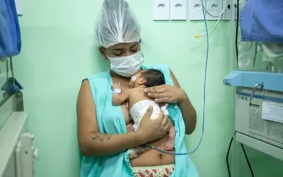 Maternidade Moura Tapajóz incentiva contato pele a pele do bebê com os pais em alusão ao 