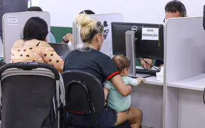 Beneficiários do Bolsa Família passaram a receber valor adicional a partir de segunda-feira em Manaus