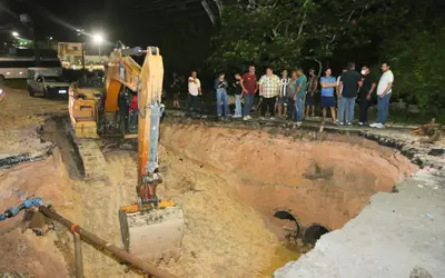Em pronta-resposta, Prefeitura de Manaus realiza obra para fechar cratera no bairro Gilberto Mestrinho