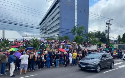 Profissionais da educação fazem greve por governo do Amazonas descontar por dias não trabalhados