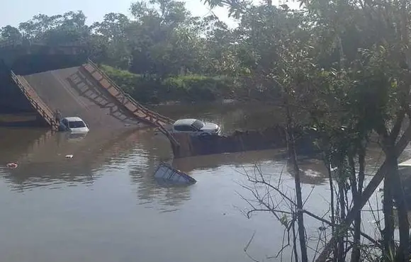 Tragédia- Ponte despenca em rodovia BR-319 no Amazonas 