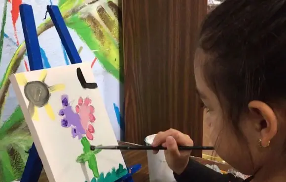 Oficina infantil estimula a pintura com tintas naturais